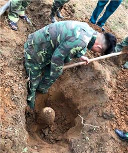 Bắc Kạn: Phát hiện bom trong khi cày ruộng